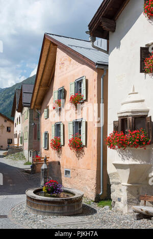 Stadtbild mit Springbrunnen, Guarda, Scuol, Unterengadin, Graubünden, Schweiz Stockfoto