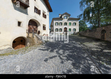 Stadtbild mit typischen Häusern, Guarda, Scuol, Unterengadin, Graubünden, Schweiz Stockfoto