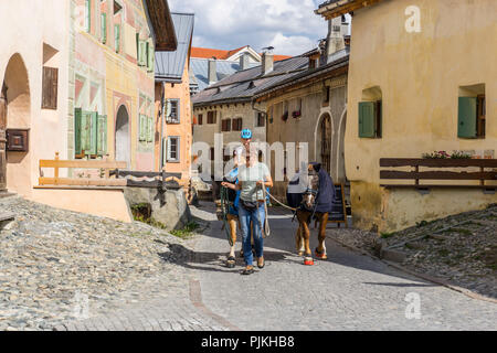 Pferde und typischen Häuser, Guarda, Scuol, Unterengadin, Graubünden, Schweiz Stockfoto