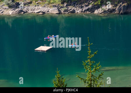 Ruderboote auf Caumasee, Lag la Cauma, Flims, Imboden Region, Kanton Graubünden, Schweiz Stockfoto