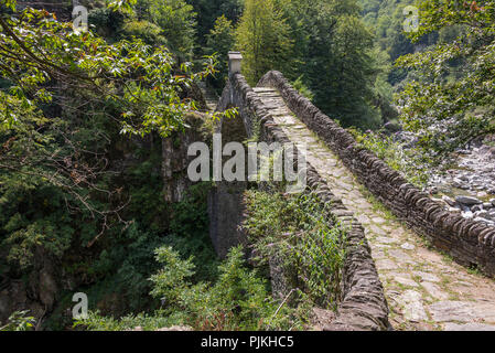 Römische Brücke Ponte Romano über den Fluss Melezza, in der Nähe von Intragna, Centovalli, Tessin, Schweiz Stockfoto