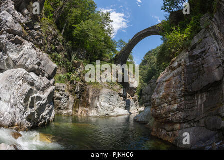 Römische Brücke Ponte Romano über den Fluss Melezza, in der Nähe von Intragna, Centovalli, Tessin, Schweiz Stockfoto