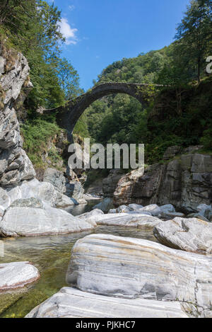 Römische Brücke Ponte Romano über den Fluss Melezza, in der Nähe von Intragna, Centovalli, Tessin, Schweiz Stockfoto