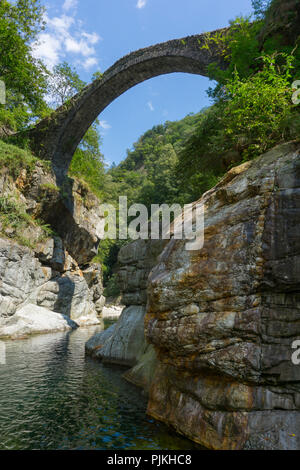 Römische Brücke Ponte Romano über den Fluss Melezza, in der Nähe von Intragna, Centovalli, Tessin, Schweiz Stockfoto