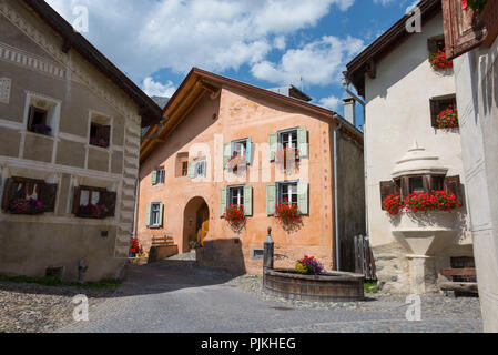 Typische Häuser auf dem Dorfplatz, Guarda, Scuol, Unterengadin, Graubünden, Schweiz Stockfoto