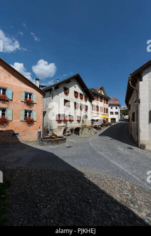 Typische Häuser auf dem Dorfplatz, Guarda, Scuol, Unterengadin, Graubünden, Schweiz Stockfoto