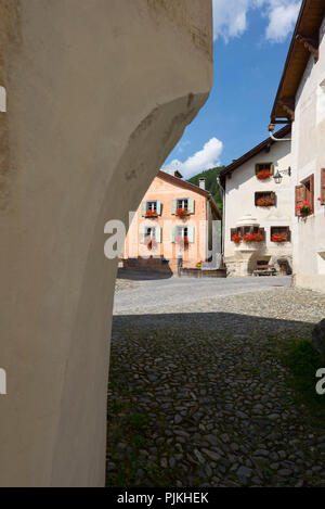 Typische Häuser auf dem Dorfplatz, Guarda, Scuol, Unterengadin, Graubünden, Schweiz Stockfoto