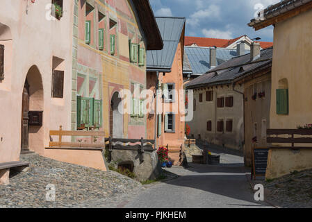 Typische Häuser auf dem Dorfplatz, Guarda, Scuol, Unterengadin, Graubünden, Schweiz Stockfoto