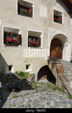 Typisches Bauernhaus auf dem Dorfplatz, Guarda, Gemeinde Scuol, Unterengadin, Graubünden, Schweiz Stockfoto