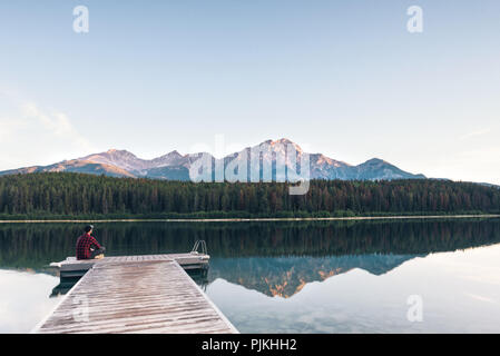 Allein in der Natur, Sonnenaufgang auf Patricia Lake, Kanada Stockfoto