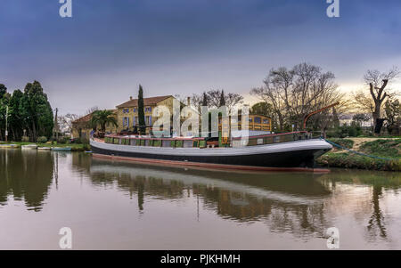 Hausboot am Canal du Midi in der Nähe von Le Somail Stockfoto