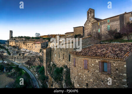 Blick auf die romanische Kirche von Saint-Étienne, La Candela, bleibt der Turm der alten Burg und das Dorf, das letzte Refugium der Katharer Stockfoto