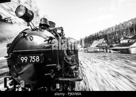 Deutschland, Sachsen, Oberlausitz, Oybin, Dampflokomotive fahren Stockfoto