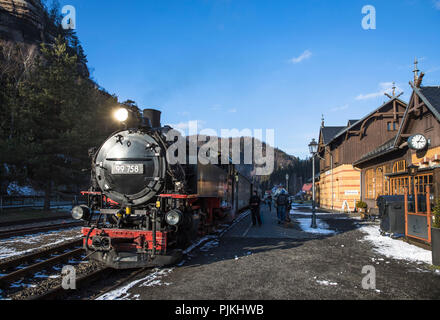 Deutschland, Sachsen, Oberlausitz, Oybin, Dampflokomotive im Bahnhof Stockfoto