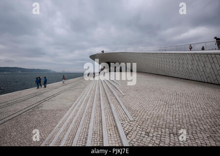 Menschen zu Fuß entlang der Treppen und Haupteingang zum Museum für Kunst, Architektur und Technologie (MAAT) in Lissabon, Portugal Stockfoto