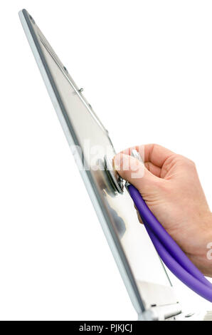 Lila Stethoskop auf dem Bildschirm eines alten Laptop. Konzept der Computer Service und Support. Stockfoto