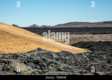 Island, bunte Hänge am Vulkan Leirhnjúkur in der Krafla Gebiet, Krafla Caldera mit Lavafeldern, Stockfoto