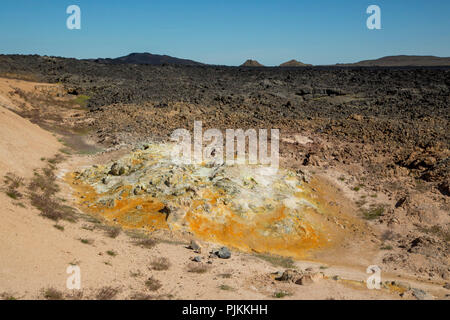 Island, farbige Steigungen am Vulkan Leirhnjúkur in Krafla Gebiet, Krafla Caldera mit Lavafeldern, gelben Schwefelablagerungen, Stockfoto