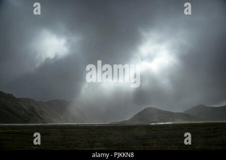 Island, nach dem Regen die Sonne bricht durch, Sonnenstrahlen auf Berge Stockfoto