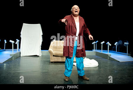 Theater Company de Dijlezonen spielen De Vrek von Molière unter der Regie von Gie Beullens (Belgien, 22/01/2015) Stockfoto