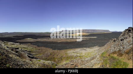 Island, Krafla Vulkan, frisch, schwarze Lava Felder in der Krafla Caldera, blauer Himmel Stockfoto