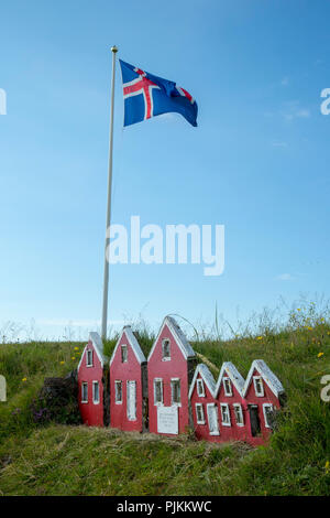 Island, elf Cottage im hohen Gras, isländischer Flagge, magische Island, Stockfoto
