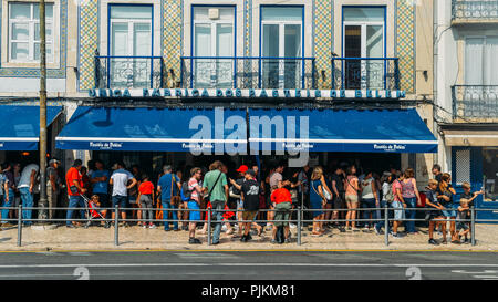 Lissabon, Portugal - Sept. 7, 2018: die Menschen Schlange vor pasteis de belem Bäckerei in Lissabon, Portugal, ist der Geburtsort des berühmten portugues Stockfoto