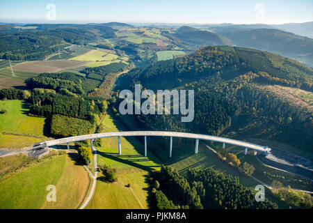 Luftaufnahme, Brücke Baustelle Nuttlar Autobahnbrücke, höchste Autobahnbrücke der NRW, Autobahn Baustelle A46, Bestwig, Sauereland, Nordrhein-Westfalen, Deutschland Stockfoto