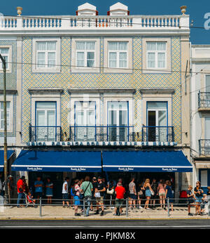 Lissabon, Portugal - Sept. 7, 2018: die Menschen Schlange vor pasteis de belem Bäckerei in Lissabon, Portugal, ist der Geburtsort des berühmten portugues Stockfoto