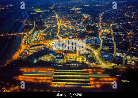 Anzeigen von Hamm bei Nacht mit Hauptbahnhof und Kleist Center und Platz der Deutschen Einheit, Hamm, Ruhrgebiet, Nordrhein-Westfalen, Deutschland Stockfoto