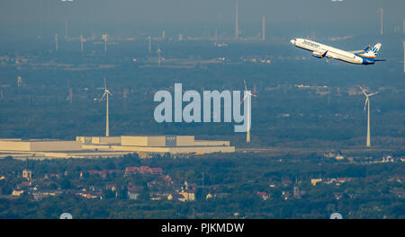 Luftaufnahme, Dortmund Airport aus Holzwickede, Flughafen Dortmund, Landebahn, Dortmund-Wickede, Ruhrgebiet, Nordrhein-Westfalen, Deutschland Stockfoto