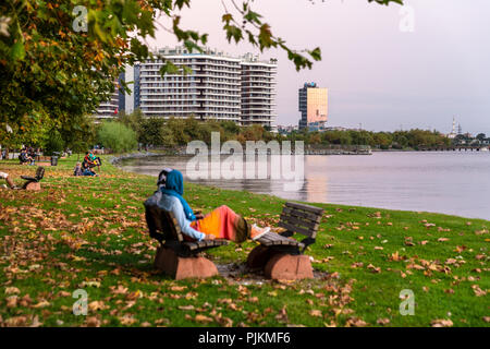 Blick von kanarya Ufer auf kucukcekmece See. See Kucukcekmece ist eine Lagune im europäischen Teil von Istanbul Provinz, Nordwesten der Türkei. Stockfoto