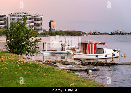 Blick von kanarya Ufer auf kucukcekmece See. See Kucukcekmece ist eine Lagune im europäischen Teil von Istanbul Provinz, Nordwesten der Türkei. Stockfoto