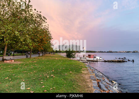 Blick von kanarya Ufer auf kucukcekmece See. See Kucukcekmece ist eine Lagune im europäischen Teil von Istanbul Provinz, Nordwesten der Türkei. Stockfoto