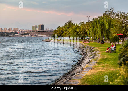 Blick von kanarya Ufer auf kucukcekmece See. See Kucukcekmece ist eine Lagune im europäischen Teil von Istanbul Provinz, Nordwesten der Türkei. Stockfoto