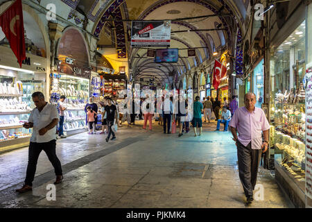 Innenarchitektonische Ansicht der Große Basar in Istanbul, Türkei. Stockfoto