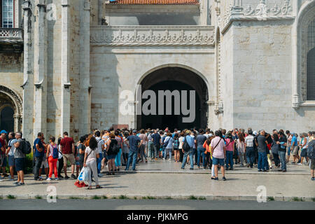 Lissabon, Portugal - Sept. 7, 2018: die Masse der Leute am Eingang des Hieronymites Kloster Mosteiro dos Jeronimos Stockfoto