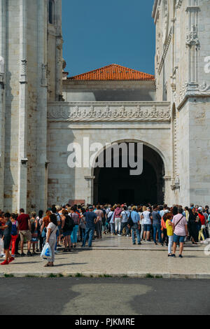 Lissabon, Portugal - Sept. 7, 2018: die Masse der Leute am Eingang des Hieronymites Kloster Mosteiro dos Jeronimos Stockfoto