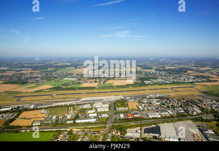 Luftaufnahme, Dortmund Airport aus Holzwickede, Flughafen Dortmund, Landebahn, Dortmund-Wickede, Ruhrgebiet, Nordrhein-Westfalen, Deutschland Stockfoto