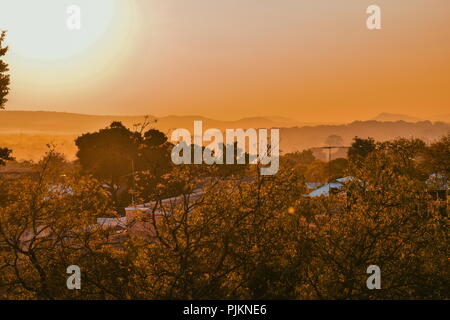 Golden sunrise in der Stadt Moshi, Tansania Stockfoto