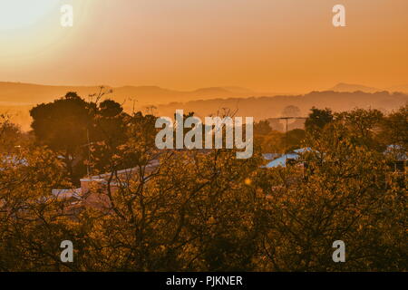 Golden sunrise in der Stadt Moshi, Tansania Stockfoto