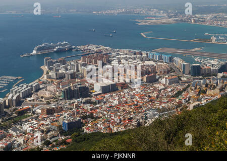 Blick vom Felsen von Gibraltar, gem und der britischen Enklave an der Mittelmeer und La Línea de la Concepción, Grenzstadt auf dem spanischen Festland Stockfoto