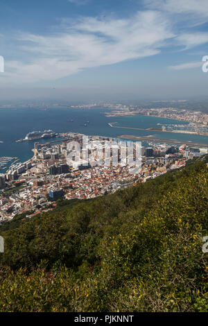 Blick vom Felsen von Gibraltar, gem und der britischen Enklave an der Mittelmeer und La Línea de la Concepción, Grenzstadt auf dem spanischen Festland Stockfoto