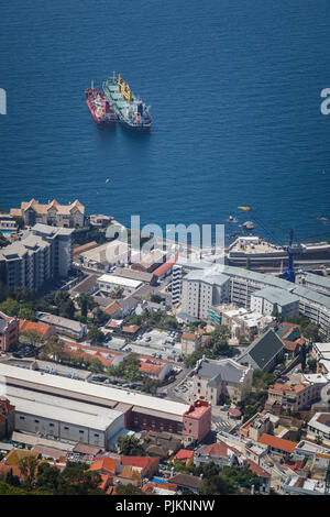 Blick vom Felsen von Gibraltar, gem und der britischen Enklave und zwei Schiffe im Mittelmeer Stockfoto