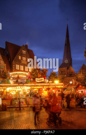 Weihnachtsmarkt mit hausfassade Marktplatz Westseite und Liebfrauenkirche in der Dämmerung, Bremen, Deutschland Stockfoto