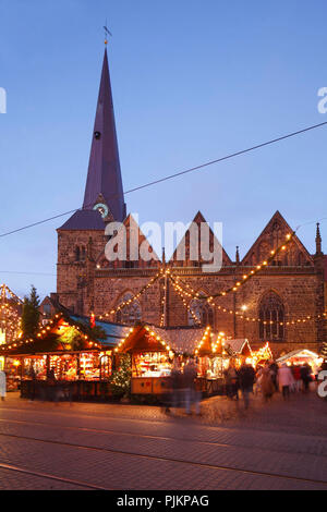 Liebfrauen Kirche Hof und Weihnachtsmarkt mit Liebfrauenkirche in der Dämmerung, Bremen, Deutschland Stockfoto