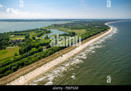 Ostseebad Zinnowitz, rote Liegestühle am Strand, Insel Usedom, Ückeritz, Ostsee, Mecklenburg-Vorpommern, Deutschland Stockfoto