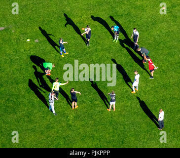 Jugend Ausbildung Fußball, Sportplatz Werries gegenüber Freiherr-vom-Stein-Gymnasium, Jugend Training Fußball mit geschossen auf Ziel und Warm-up-Phase, Hamm, Ruhrgebiet, Nordrhein-Westfalen, Deutschland Stockfoto