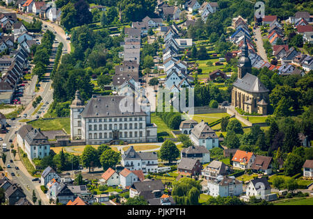 Deutschordensschloss komturei Mülheim Sichtigvor Sichtigvor mit Kloster- und Pfarrkirche St. Margaret, Warstein, Sauerland, Nordrhein-Westfalen, Deutschland Stockfoto