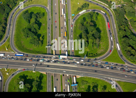 Stau, Stau auf der Autobahn A59 und A40, Autobahnkreuz Duisburg am Ruhrdeich, Duisburg, Ruhrgebiet, Nordrhein-Westfalen, Deutschland Stockfoto